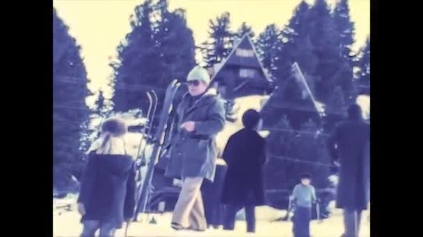 MADONNA DI CAMPIGLIO, ITALY 1974: Горнолыжный курорт Доломиты с людьми на отдыхе в 1974 году — стоковое видео