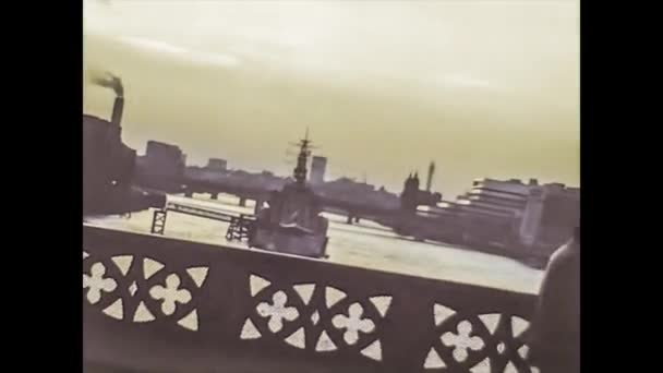 LONDRES 1975: Ruas de Londres na vida diária tomadas em meados dos anos 70 27 — Vídeo de Stock