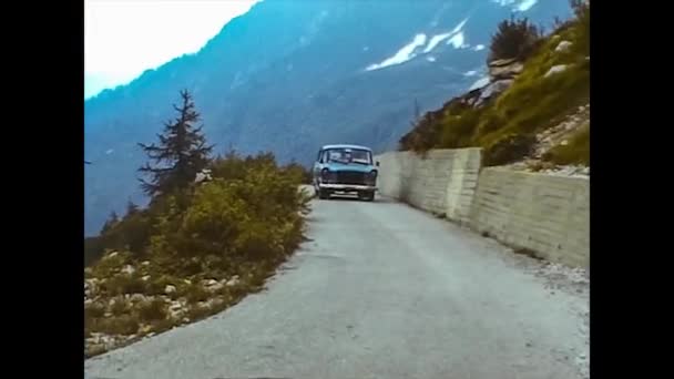 BOLZANO, ITALIË 1977: Dolomieten straatlandschap 2 — Stockvideo