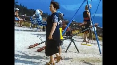 CANAZEI, İtalya 1975: 1975 'te Canazei' deki dağda yaz tatilinde mutlu bir aile