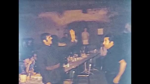 FRATTA POLESINE, ITALIA 1975: Cena con amici e parenti in osteria o osteria tipica povera negli anni '70 8 — Video Stock