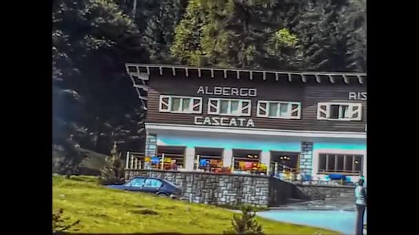 BOLZANO, ITALIEN 1977: Hotel in den Dolomiten — Stockvideo