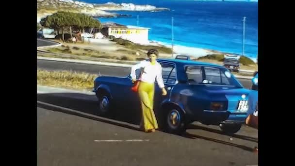 ALGHERO, ITALIA 1974: Le persone in vacanza in sardegna 2 — Video Stock