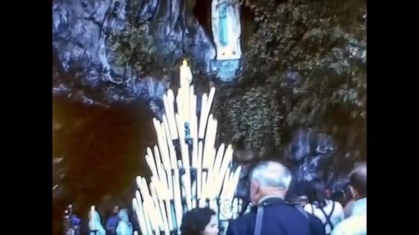 LOURDES, FRANÇA 1974: Peregrinação religiosa a Lourdes em meados dos anos 70 — Vídeo de Stock