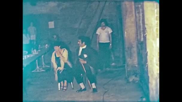 FRATTA POLESINE, ITALY 1975: Δείπνο με φίλους και συγγενείς σε μια τυπική φτωχή osteria ή ταβέρνα στη δεκαετία του '70 3 — Αρχείο Βίντεο