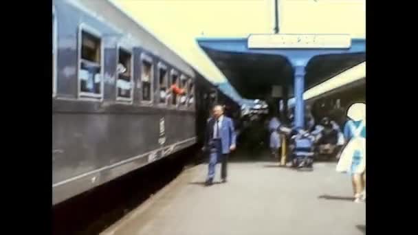 ΛΟΡΔΕΣ, ΓΑΛΛΙΑ 1974: Άνθρωποι που ταξιδεύουν στο σιδηροδρομικό σταθμό της Λούρδης στα μέσα της δεκαετίας του '70 — Αρχείο Βίντεο