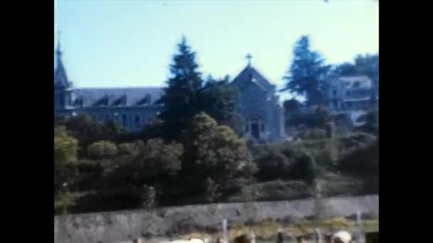 LOURDES, FRANCE 1974: 70 'lerin ortasında Lourdes' e dini hac — Stok video