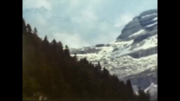 BOLZANO, ITALIA 1977: Detalle de las montañas de Dolomitas — Vídeo de stock