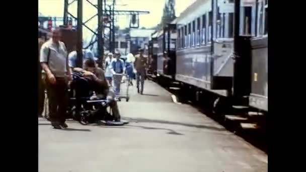 LOURDES, FRANCIA 1974: Personas que viajan en la estación de tren de Lourdes a mediados de los años 70 — Vídeo de stock