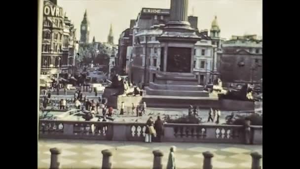 LONDON, UK 9 HAZİRAN 1975: Günlük hayatta Londra sokakları 70 'lerin ortasında, 4K Dijitalleştirilmiş görüntü 20 — Stok video