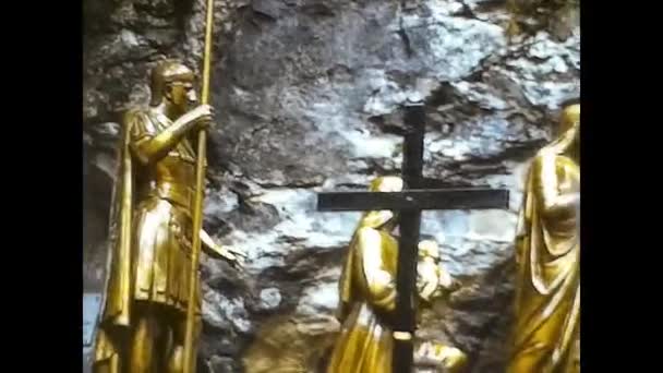 LOURDES, FRANKRIKE 1974: Religiös pilgrimsfärd till Lourdes i mitten av 70-talet — Stockvideo