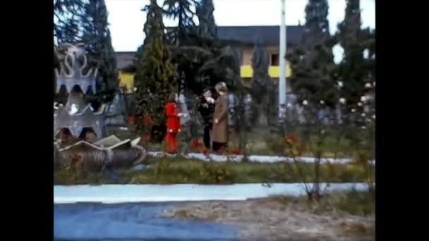 VILLANOVA DEL GHEBBO, ITALIE 1975 : La famille joue dans le jardin de la maison en 1975 — Video