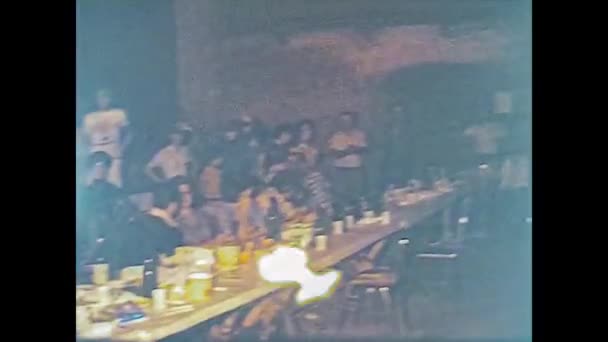 FRATTA POLESINE, ITALIË 1975: Diner met vrienden en familie in een typisch arme osteria of taverne in de jaren 70 14 — Stockvideo