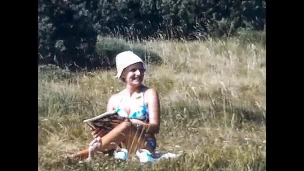 CANAZEI,イタリア1975年:カナダの山で夏休みを過ごす幸せな家庭1975年 — ストック動画