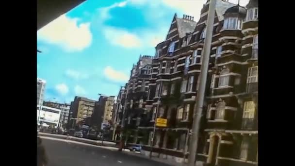 LONDON, UK 9 HAZİRAN 1975: Londra sokakları 70 'lerin ortasında, 4K Dijitalleştirilmiş görüntü 2 — Stok video