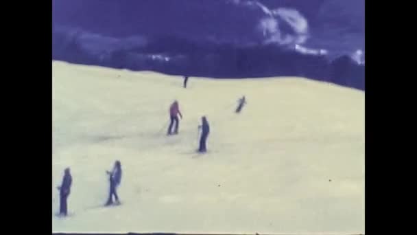 MADONNA DI CAMPIGLIO, ITALY 1974: Dolomites ski resort with people on vacation in 1974 — 图库视频影像