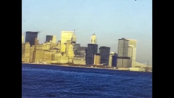 NEW YORK 1975: Cityscape of the world trade Centre seen from the Hudson River in the mid 70-х — стокове відео