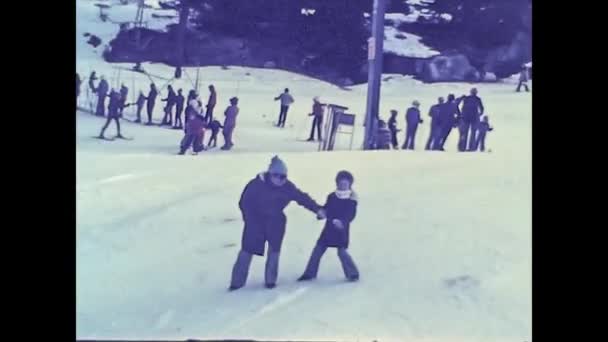 MADONNA DI CAMPIGLIO, ITALY 1974: Горнолыжный курорт Доломиты с людьми на отдыхе в 1974 году — стоковое видео