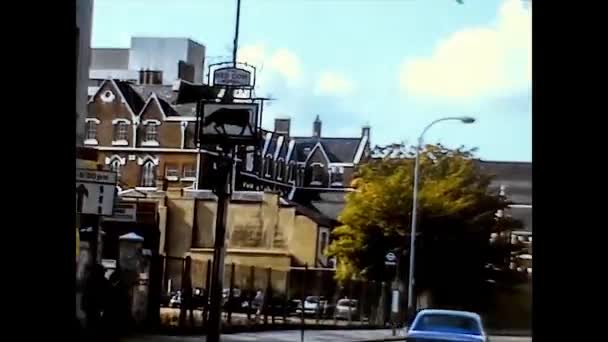 LONDON, UK 9 HAZİRAN 1975: Günlük hayatta Londra sokakları 70 'lerin ortasında, 4K Dijitalleştirilmiş görüntü 5 — Stok video