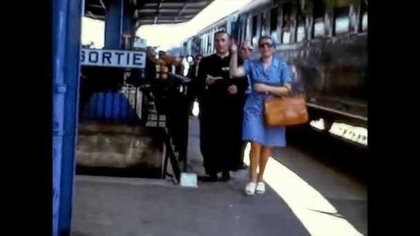 LOURDES, FRANCIA 1974: Personas que viajan en la estación de tren de Lourdes a mediados de los años 70 — Vídeo de stock