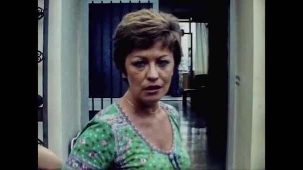 RIVA DEL GARDA 1976: Vrouw in de jaren 1970 — Stockvideo