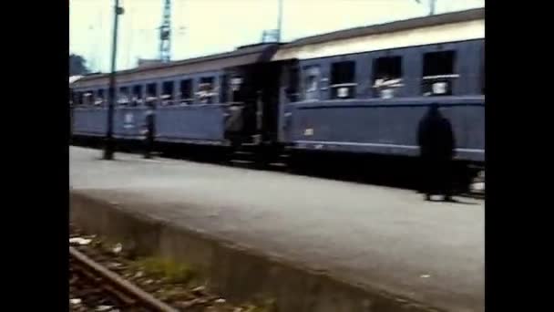 LOURDES, FRANCIE 1974: Lidé cestující na vlakovém nádraží Lourdes v polovině 70. let — Stock video