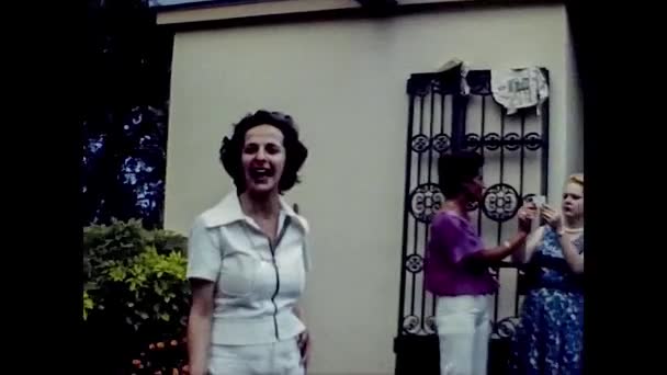 RIVA DEL GARDA 1976: Az emberek csoportosan viccelődnek egy régi felvételen 6 — Stock videók