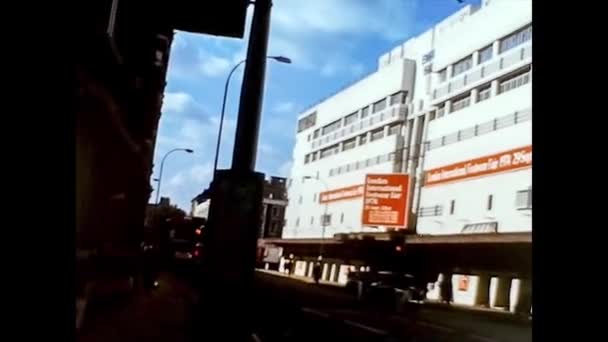 ЛОНДОН, Великобритания 9 ИЮНЯ 1975: Улицы Лондона в повседневной жизни, занятые в середине 70-х, 4K оцифрованных кадров 3 — стоковое видео