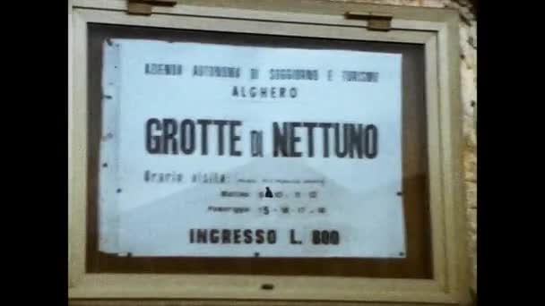 ALGHERO,イタリア1974:サルデーニャ島の洞窟・ディ・Nettunoビュー — ストック動画