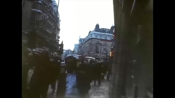 LONDON, UK 9 HAZİRAN 1975: Günlük hayatta Londra sokakları 70 'lerin ortasında, 4K Dijitalleştirilmiş görüntü 13 — Stok video