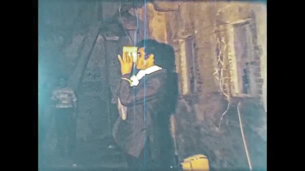 FRATTA POLESINE, ITÁLIA 1975: Jantar com amigos e parentes em uma típica osteria pobre ou taberna na década de 70 — Vídeo de Stock