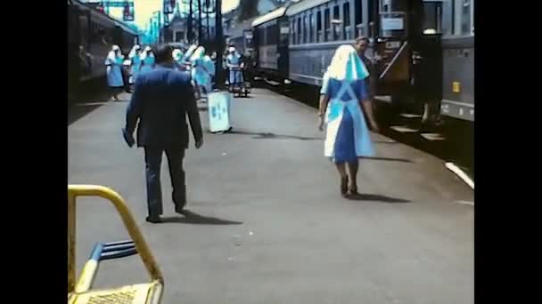 LOURDES, FRANCIA 1974: Persone che viaggiano nella stazione ferroviaria di Lourdes a metà degli anni '70 — Video Stock