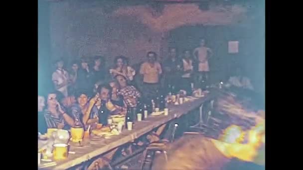 FRATTA POLESINE, ITALY 1975: Dinner with friends and relatives in a typical poor osteria or tavern in the 70s 7 — Stock Video