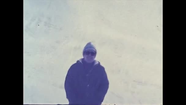 MADONNA DI CAMPIGLIO, WŁOCHY 1974: Ośrodek narciarski Dolomity z ludźmi na wakacjach w 1974 roku — Wideo stockowe
