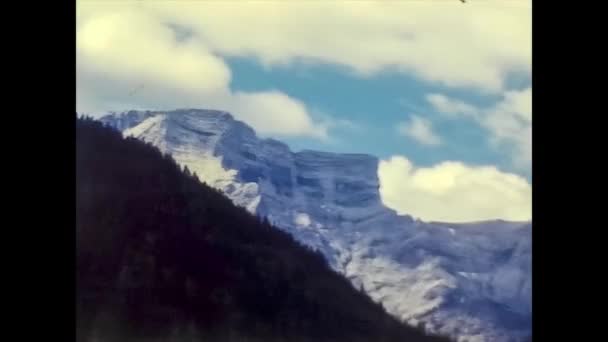 BRAIES, ITALIA 1974: Paisaje de verano de Dolomitas en Braies en 1974 — Vídeo de stock