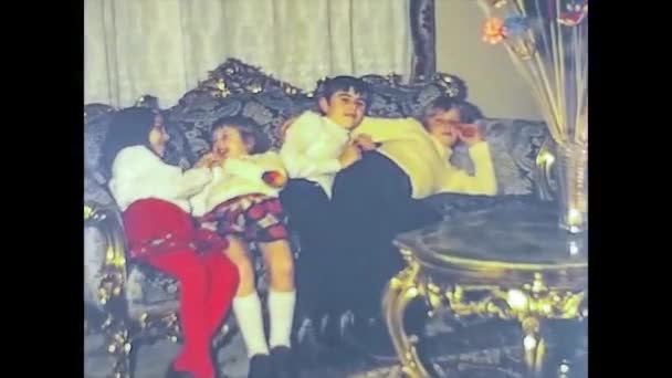 VILLANOVA DEL GHEBBO, ITALIË 1975: Familiemomenten in huis 4 — Stockvideo