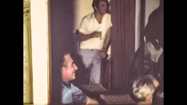 Ровиго, Италия 1975: Итальянский свадебный обед в ресторане в 1975 году — стоковое видео