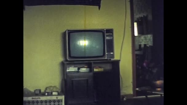 ITALY 1975: Винтажное аудиовизуальное оборудование — стоковое видео