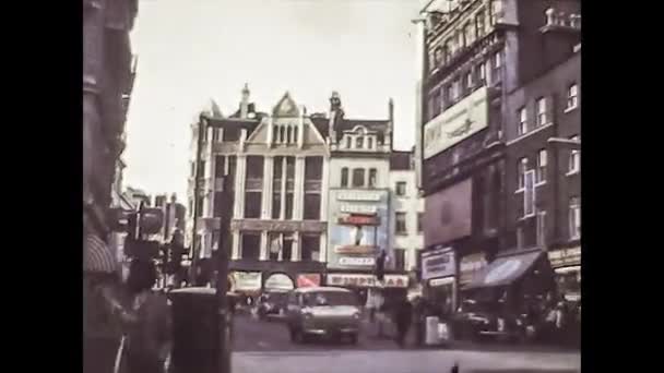 LONDON, UK 9 HAZİRAN 1975: Günlük hayatta Londra sokakları 70 'lerin ortasında, 4K Dijitalleştirilmiş görüntü 15 — Stok video