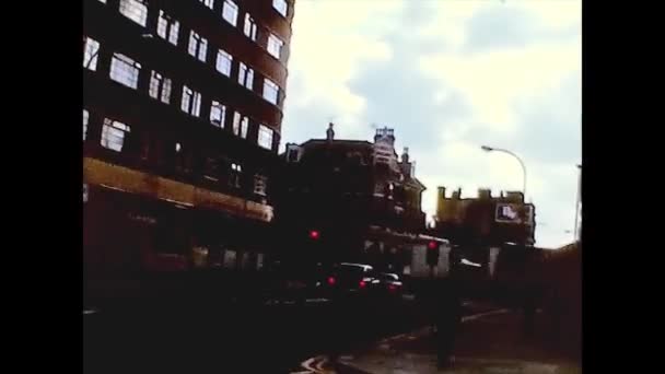 LONDON, UK 9 CZERWCA 1975: Ulice Londynu w codziennym życiu podjęte w połowie lat 70-tych, 4K Digitized footage 7 — Wideo stockowe