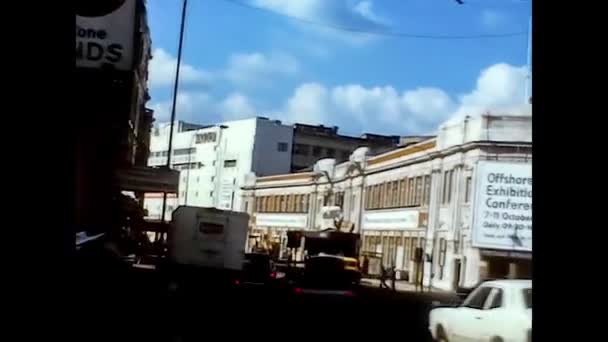 LONDEN, UK 9 JUNI 1975: Straat van Londen in het dagelijks leven in het midden van de jaren 70, 4K Gedigitaliseerd beeldmateriaal 4 — Stockvideo