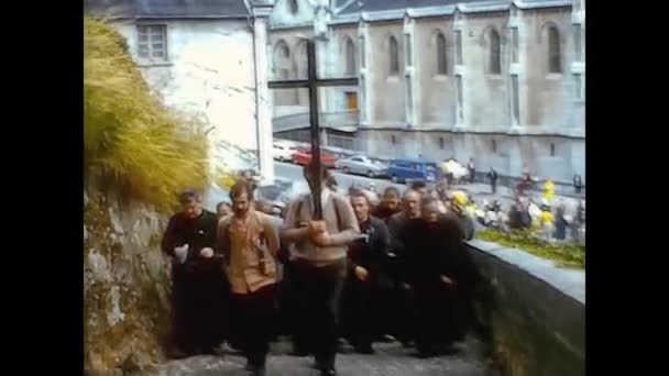 LOURDES, FRANCE 1974: 70 'lerin ortasında Lourdes' e dini hac — Stok video