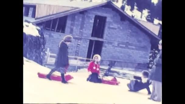 MADONNA DI CAMPIGLIO, ITÁLIA 1974: Dolomites estância de esqui com pessoas em férias em 1974 — Vídeo de Stock