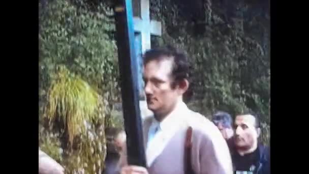 LOURDES, FRANCIA 1974: Pellegrinaggio religioso a Lourdes a metà degli anni '70 — Video Stock