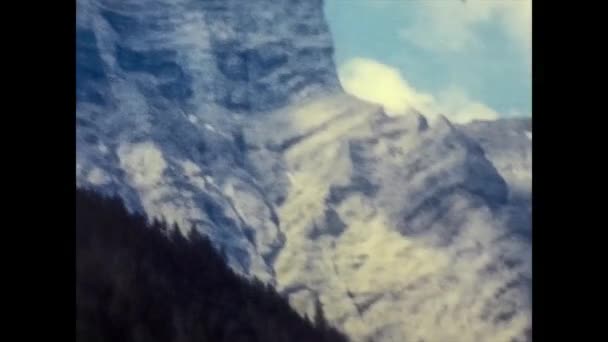 Dolomitler 1974 'te Braies' de yaz manzarası yarattılar. — Stok video