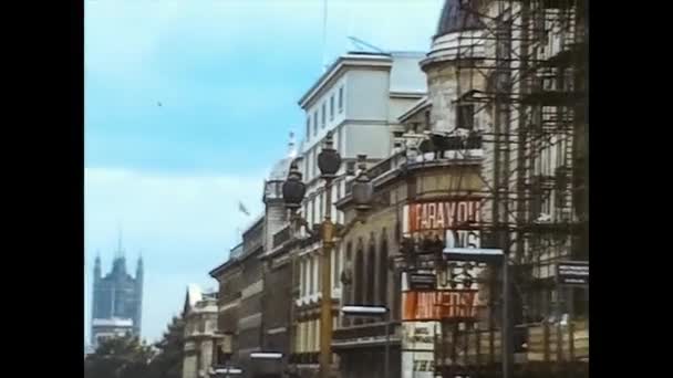 LONDON, UK 9 CZERWCA 1975: Ulice Londynu w codziennym życiu podjęte w połowie lat 70-tych, 4K Digitized footage 9 — Wideo stockowe