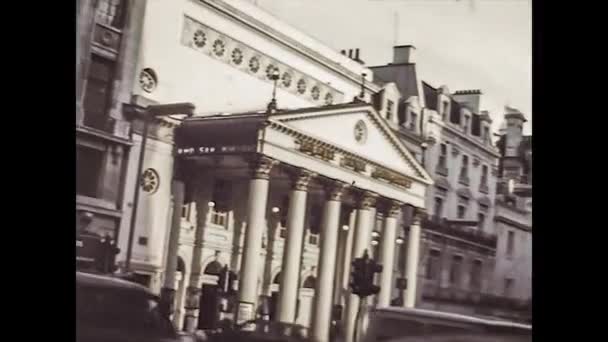 LONDRES, Reino Unido 9 DE JUNHO DE 1975: Ruas de Londres na vida diária tomadas em meados dos anos 70, 4K Imagens digitalizadas 16 — Vídeo de Stock