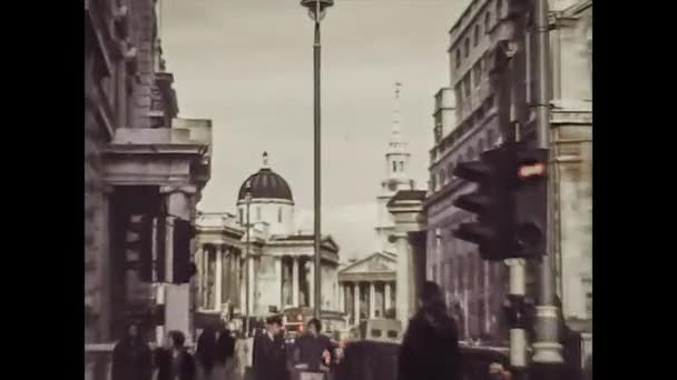 LONDON, Велика Британія 9 липня 1975: Вулиці Лондона в повсякденному житті взяті в середині 70-х, 4K Оцифровані кадри 17 — стокове відео