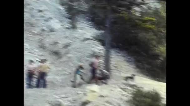 BRAIES, ITÁLIA 1974: Dolomitas paisagem de verão em Braies em 1974 8 — Vídeo de Stock