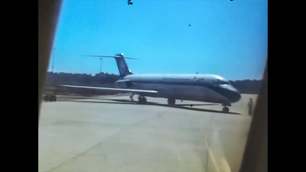 ALGHERO, ITALIA 1974: Aeropuerto de Alghero a mediados de los años 70 4 — Vídeo de stock